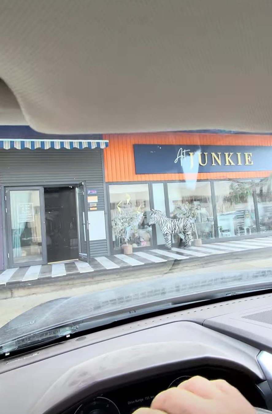 in capatul cladirii imediat pe dreapta, puteti parca in fata showroom-ului