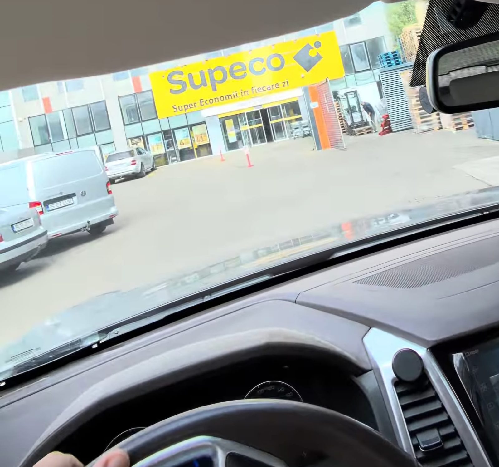 facem dreapta in parcarea Egros Shopping, prin fata la Supeco